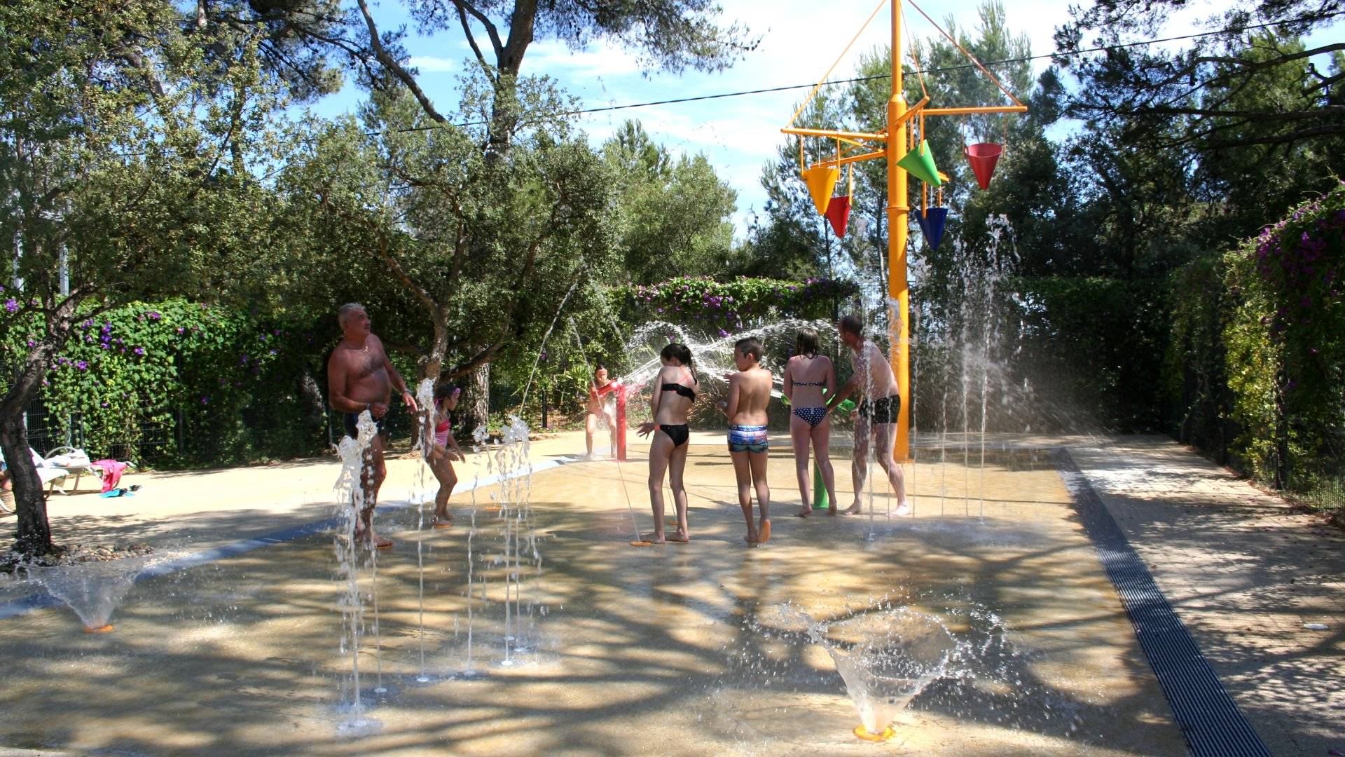 Campsite between Hyères and La Londe-les-Maures with water park and water games
