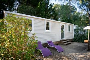 Shaded terrace in family campsite - French Riviera