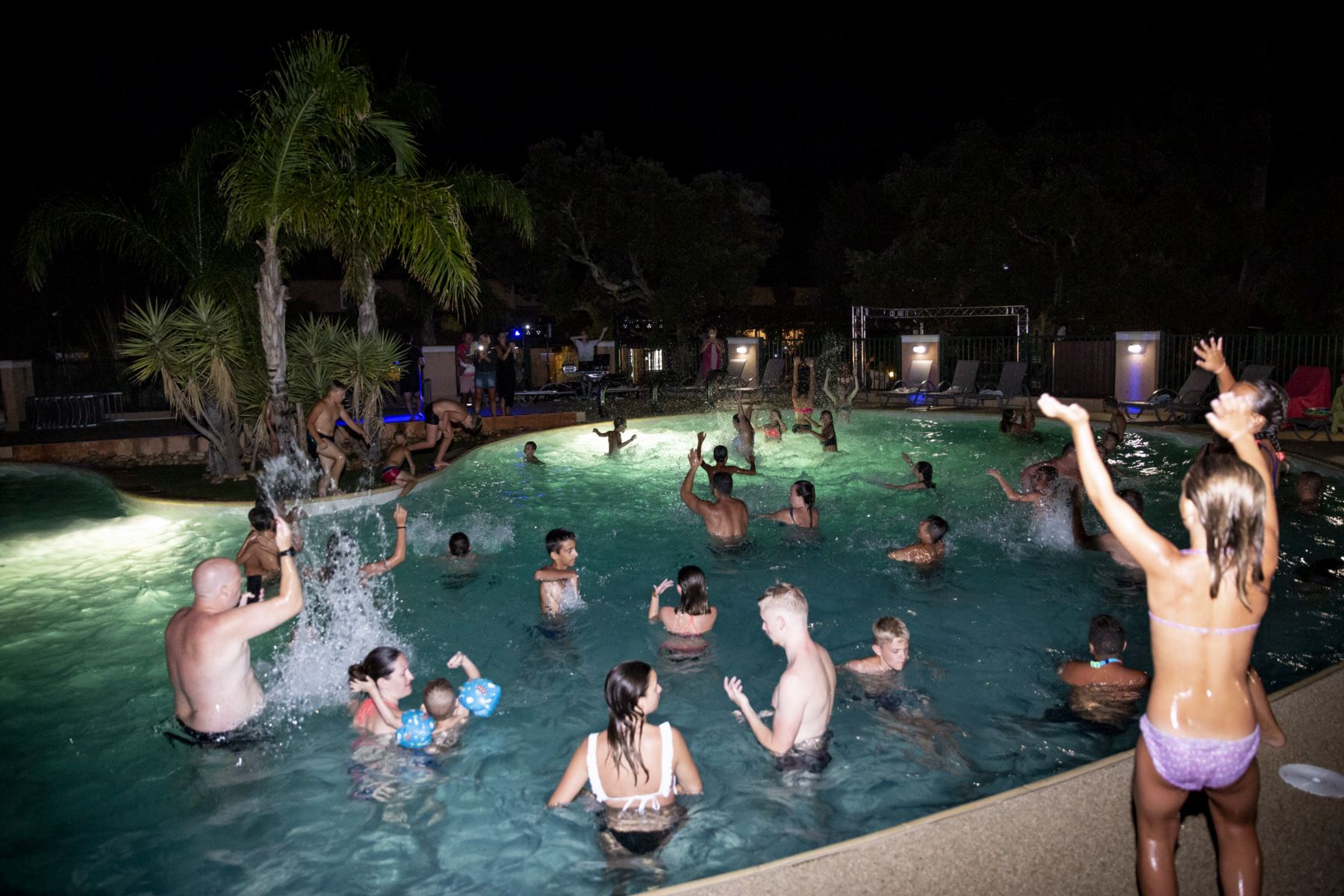Camping Water park Evening Animation Conviviality Family