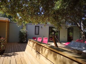 Holiday in a campsite 10 guests in a house with a spa close to the beaches of Hyères 