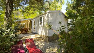 Shaded and spacious camping mobile home on the Mediterranean