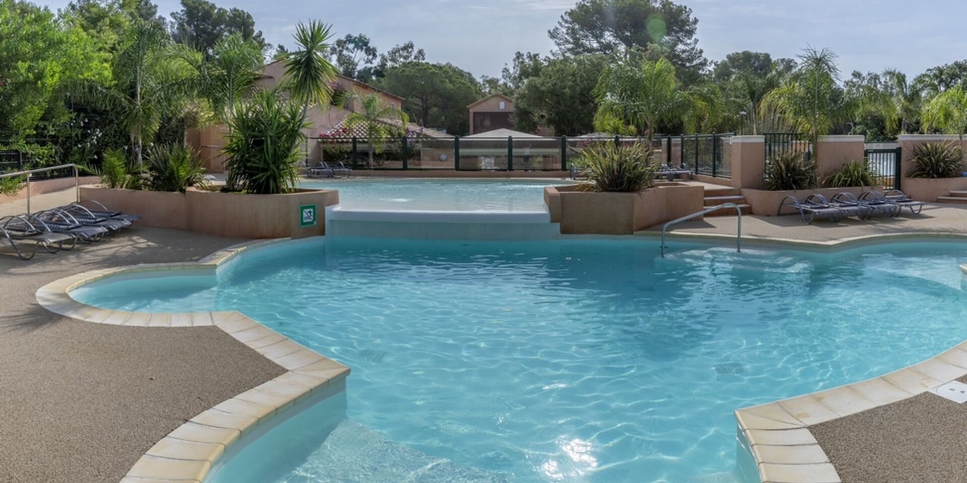 Quiet zen pools with jacuzzi at our campsite in La Londe