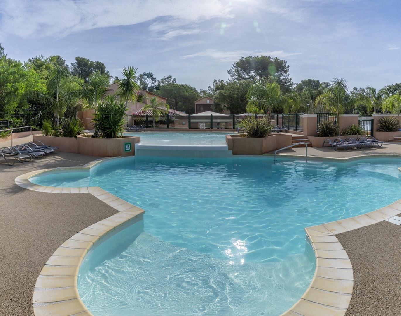 Quiet zen pools with jacuzzi at our campsite in La Londe