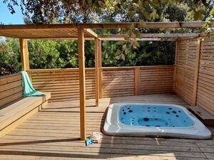 Jacuzzi spa large family holiday home Var