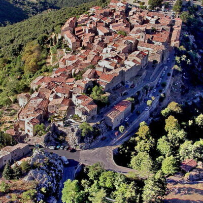 Visit Mons, a hilltop village in the Pays de Fayence area, Var, French Riviera-Côte d'Azur during your holiday at our nature campsite