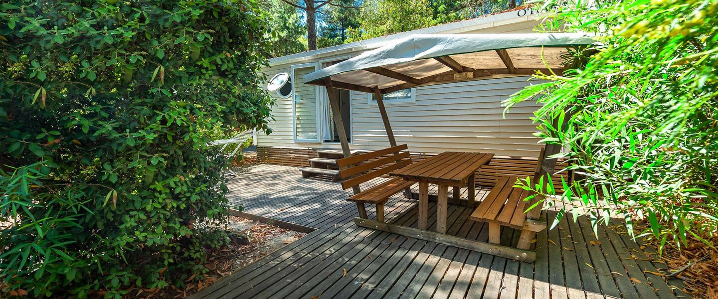 Terrace and sun loungers included in your Avantage® mobile home rental