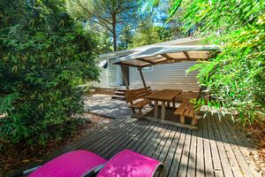 Terrace and sun loungers included in your Avantage® mobile home rental