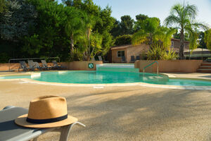Swimming pool at a 4-star campsite - holidays on the French Riviera